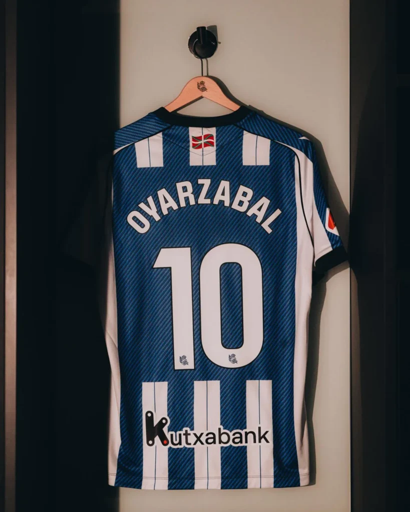 Las camisetas de la Real Sociedad 2025-2026 homenajean a Arconada