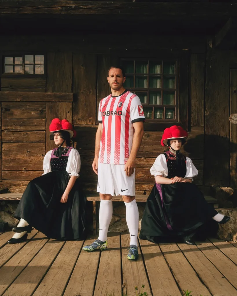 Así son las camisetas del SC Freiburg 2025-2026: rayas rojas, ondas negras y tercera para Europa