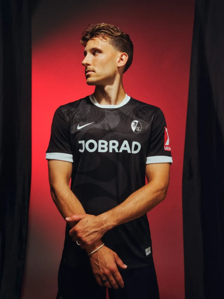 Así son las camisetas del SC Freiburg 2025-2026: rayas rojas, ondas negras y tercera para Europa