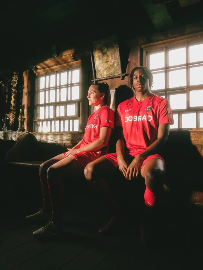 Así son las camisetas del SC Freiburg 2025-2026: rayas rojas, ondas negras y tercera para Europa