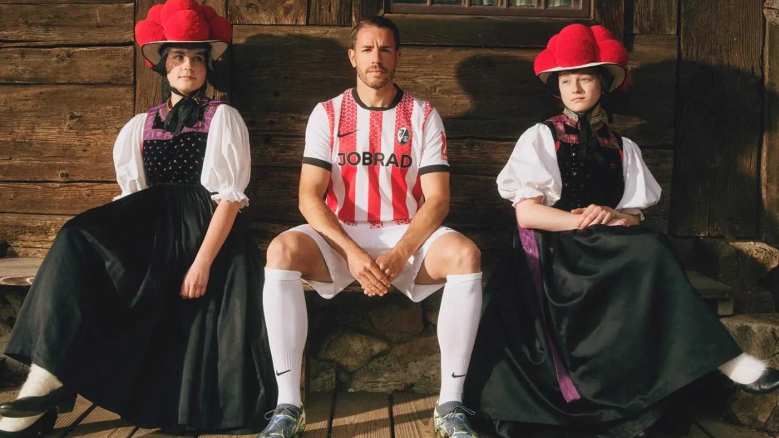 Así son las camisetas del SC Freiburg 2025-2026: rayas rojas, ondas negras y tercera para Europa