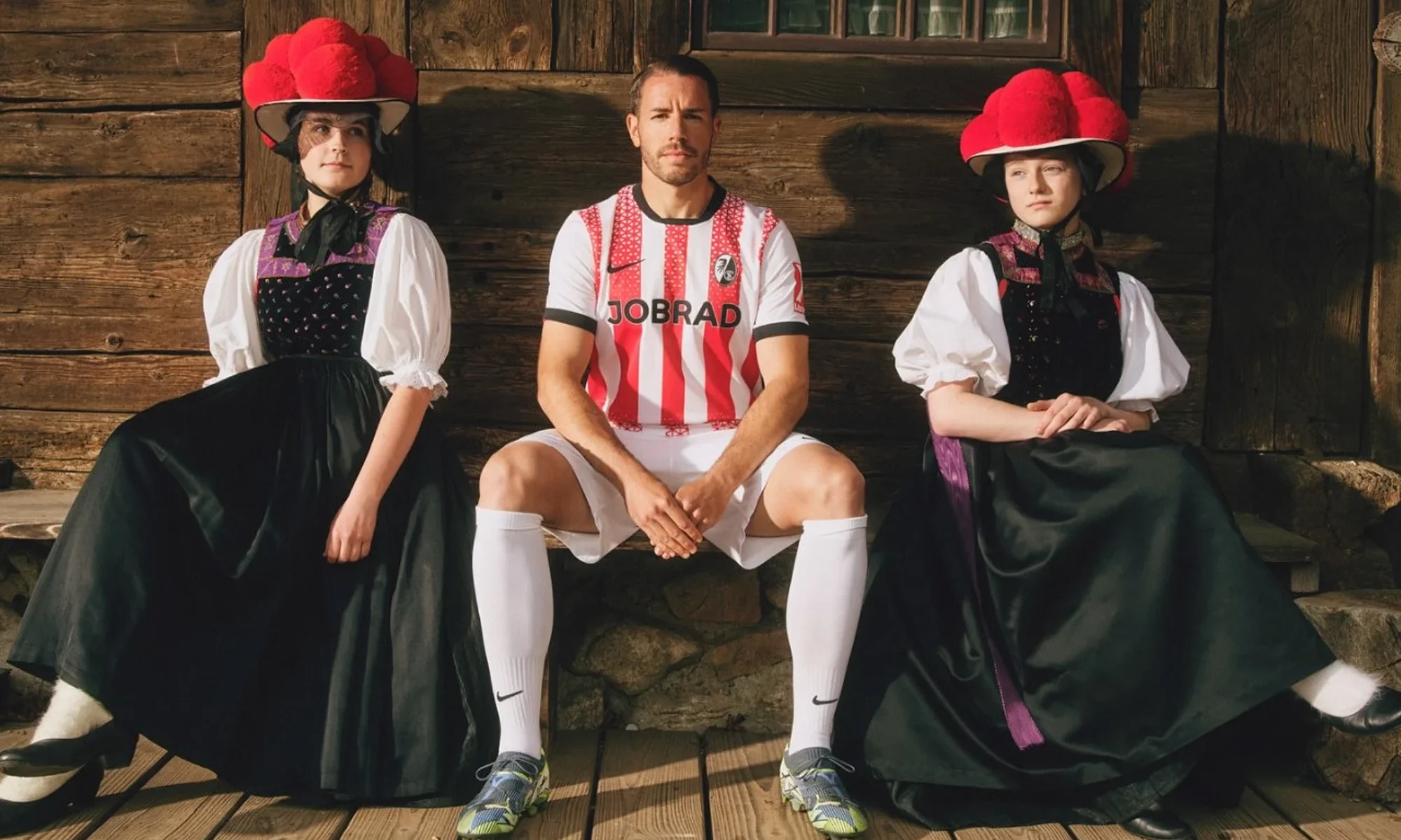 Así son las camisetas del SC Freiburg 2025-2026: rayas rojas, ondas negras y tercera para Europa
