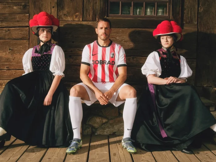 Así son las camisetas del SC Freiburg 2025-2026: rayas rojas, ondas negras y tercera para Europa
