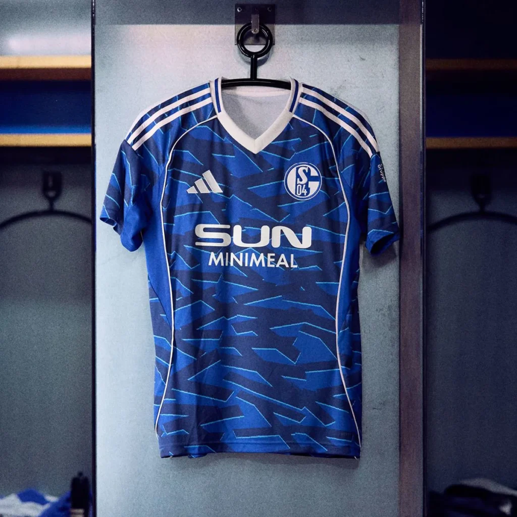 Así son las camisetas del Schalke 04 2025-2026: tres equipaciones de adidas con aire noventero