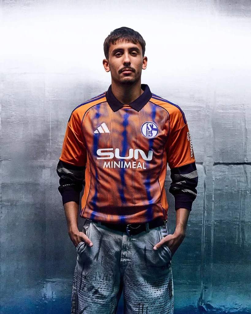 Así son las camisetas del Schalke 04 2025-2026: tres equipaciones de adidas con aire noventero