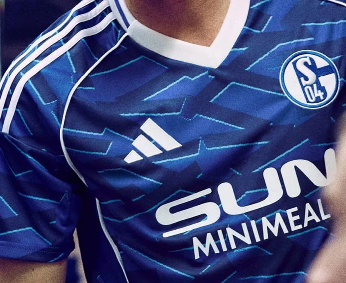 Así son las camisetas del Schalke 04 2025-2026: tres equipaciones de adidas con aire noventero