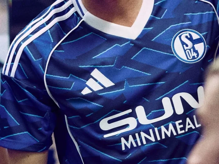 Así son las camisetas del Schalke 04 2025-2026: tres equipaciones de adidas con aire noventero