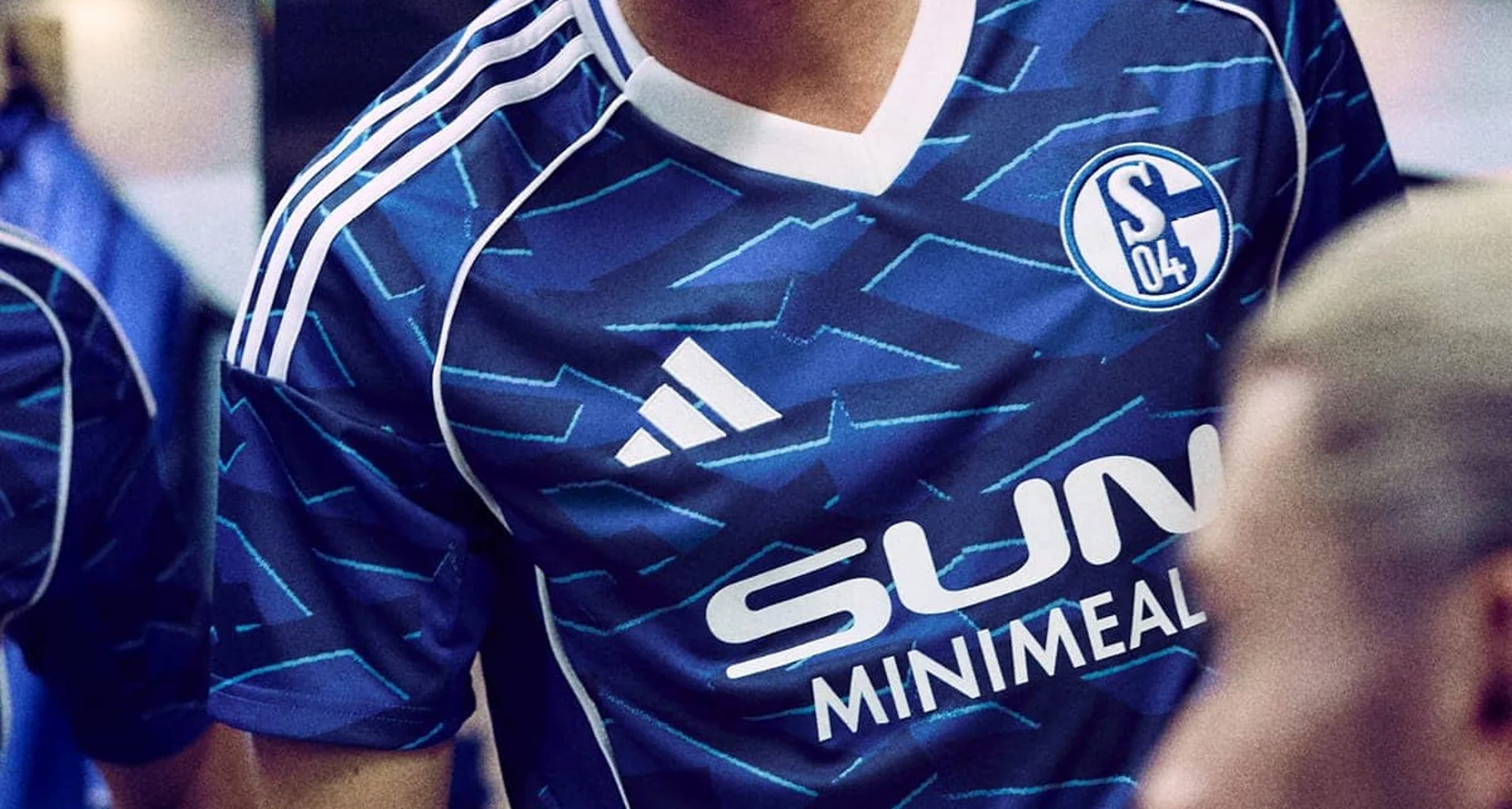 Así son las camisetas del Schalke 04 2025-2026: tres equipaciones de adidas con aire noventero