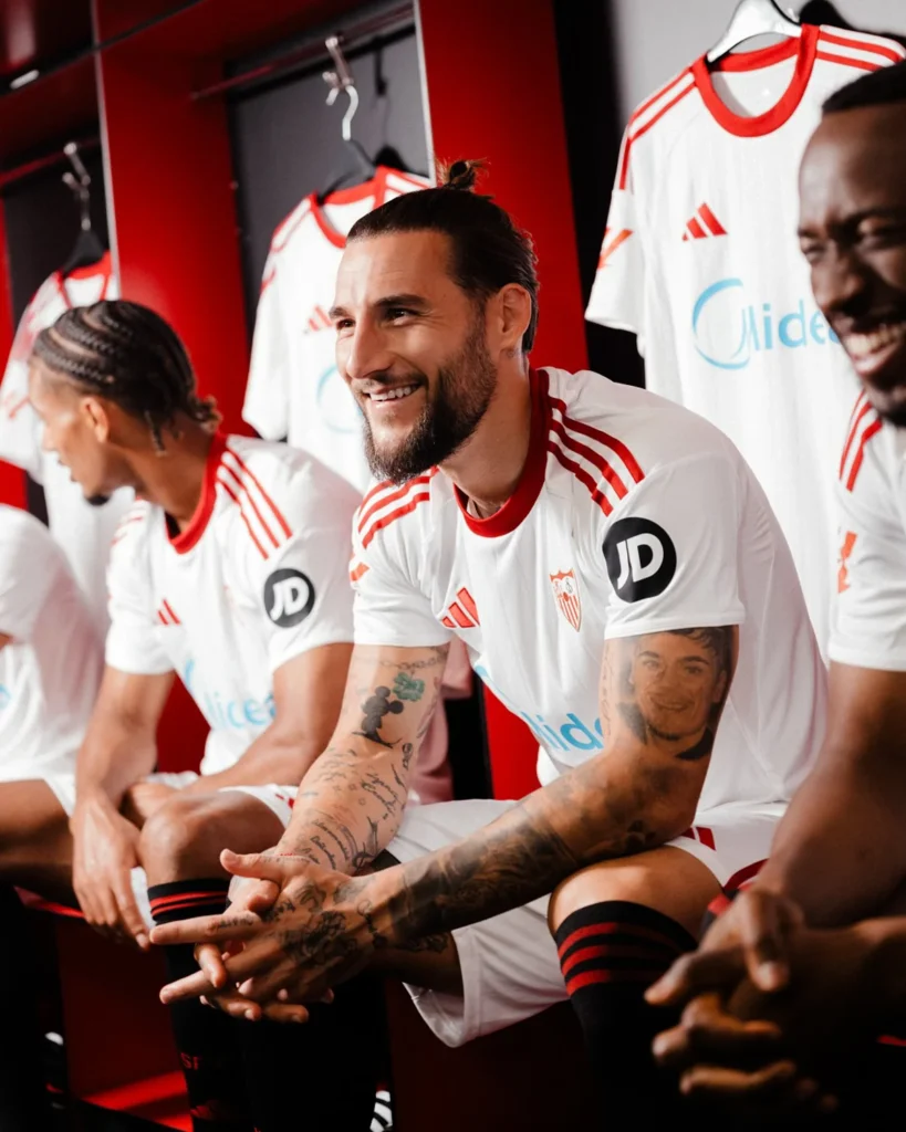 Así son las camisetas del Sevilla FC 2025-2026, el estreno de adidas