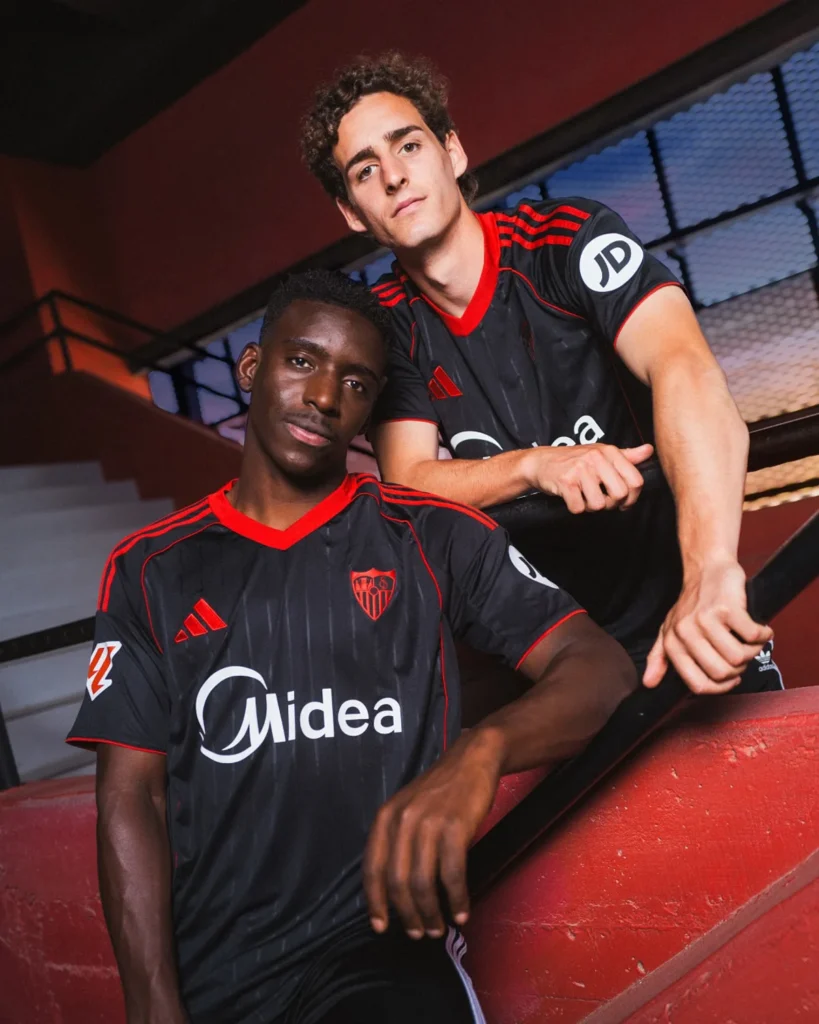 Así son las camisetas del Sevilla FC 2025-2026, el estreno de adidas