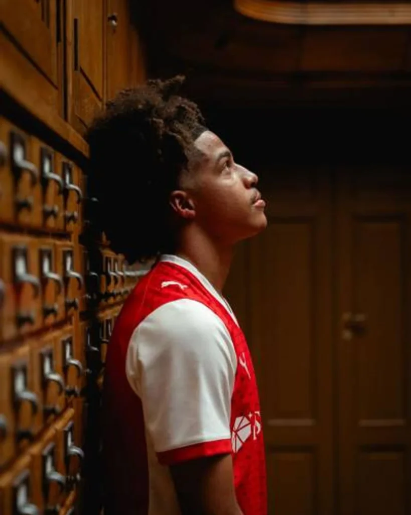 Stade de Reims presenta sus camisetas 2025-2026 con coronas como homenaje a la ciudad de los reyes