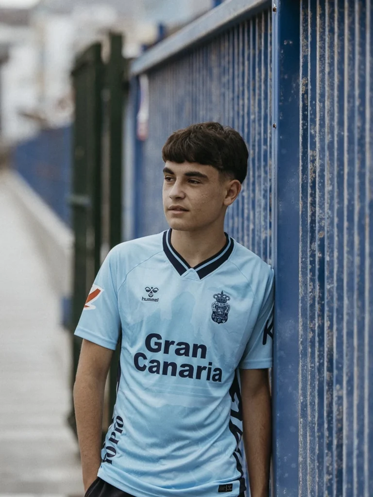 UD Las Palmas presenta sus camisetas 2025-2026 con homenaje al FC Marino y al Roque Nublo