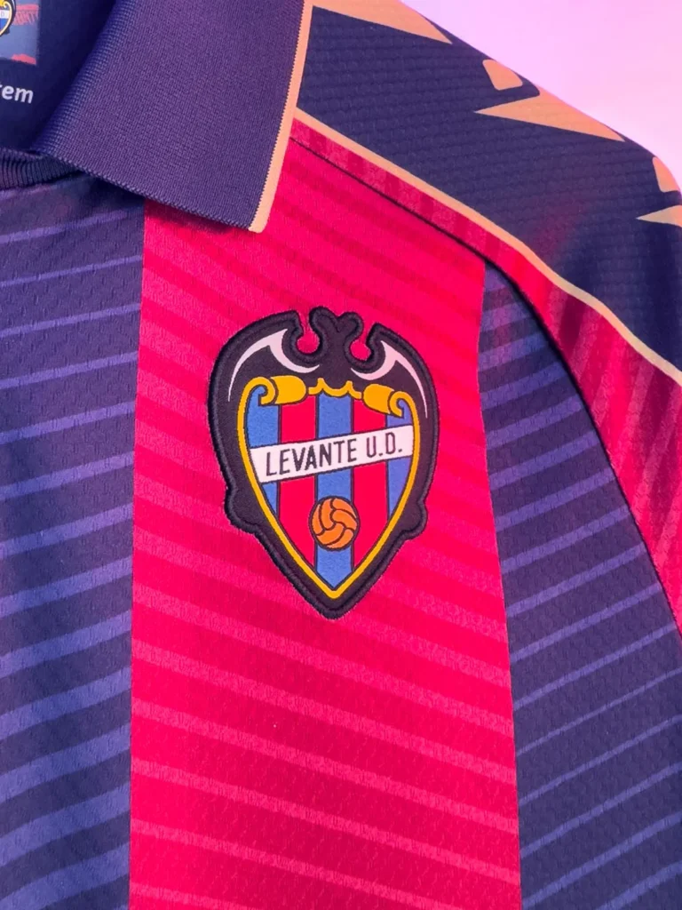 Las camisetas del UD Levante 2025-2026 rinden homenaje a Vallejo y al mar