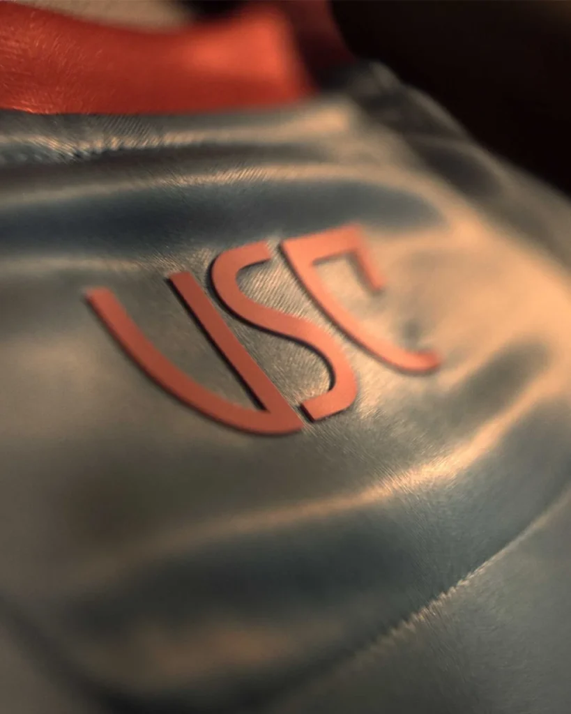 US Cremonese presenta su primera camiseta 2025-2026: una sinfonía gris y roja en honor a la ciudad del violín