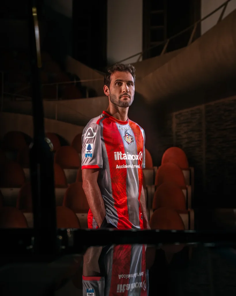 US Cremonese presenta su primera camiseta 2025-2026: una sinfonía gris y roja en honor a la ciudad del violín