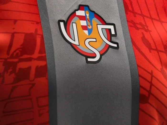 US Cremonese presenta su primera camiseta 2025-2026: una sinfonía gris y roja en honor a la ciudad del violín