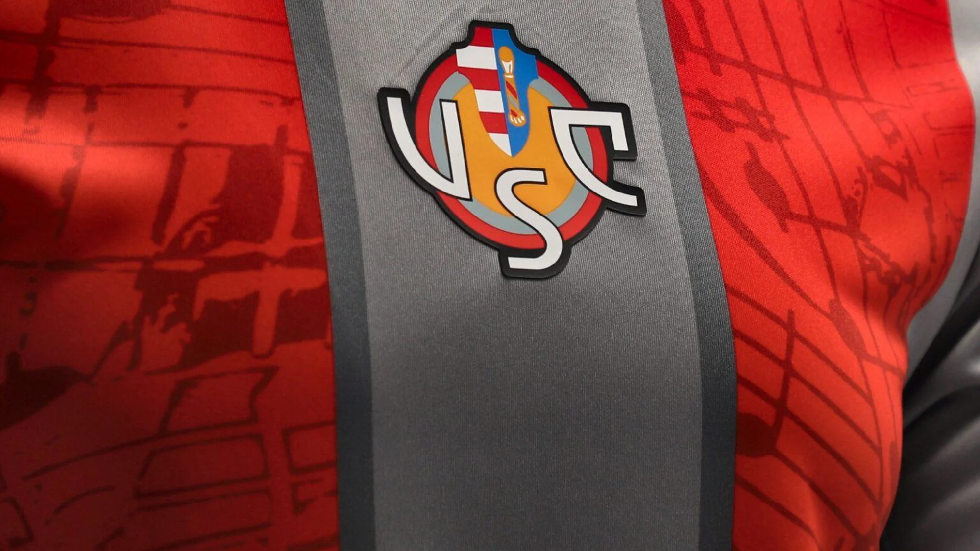 US Cremonese presenta su primera camiseta 2025-2026: una sinfonía gris y roja en honor a la ciudad del violín