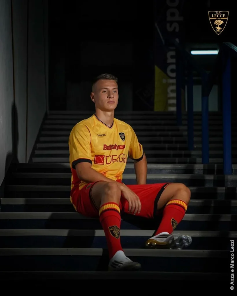 US Lecce presenta sus camisetas 2025-2026 con diseño de camuflaje de M908