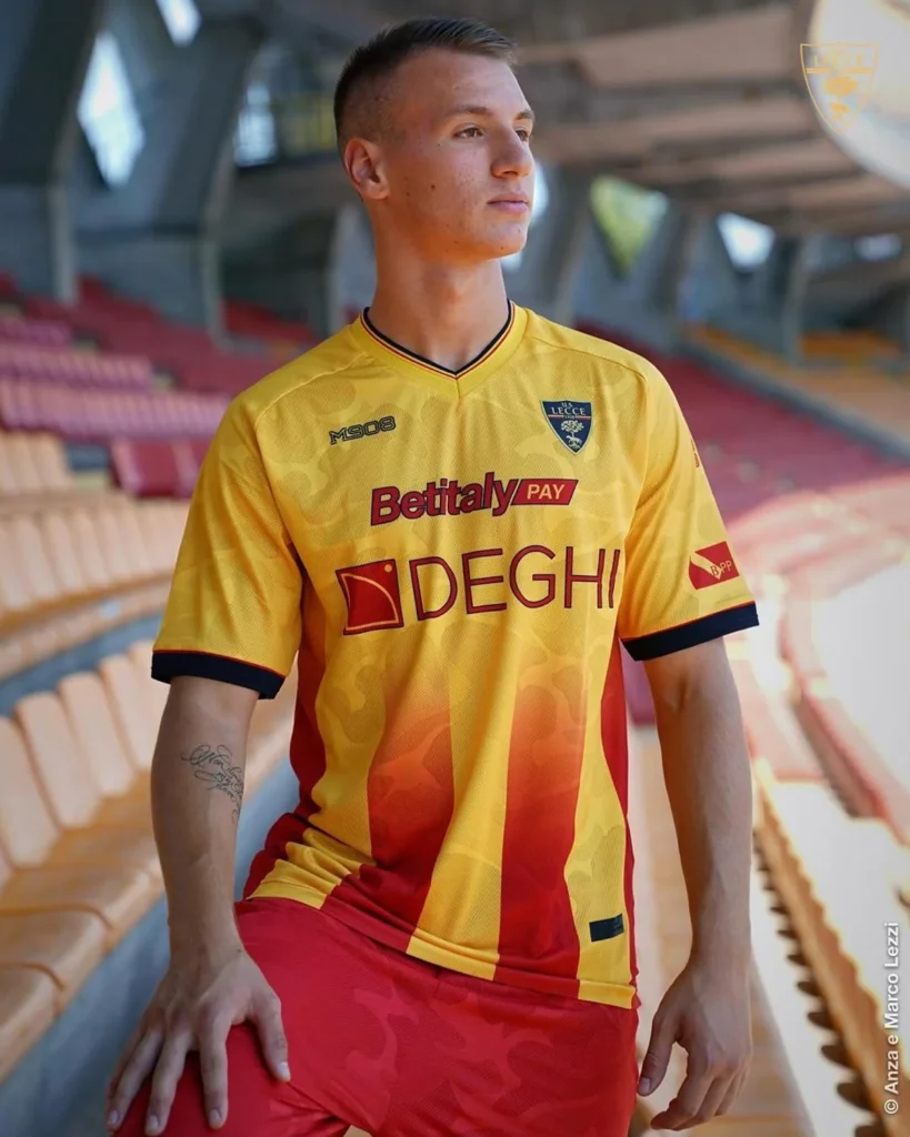 US Lecce presenta sus camisetas 2025-2026 con diseño de camuflaje de M908