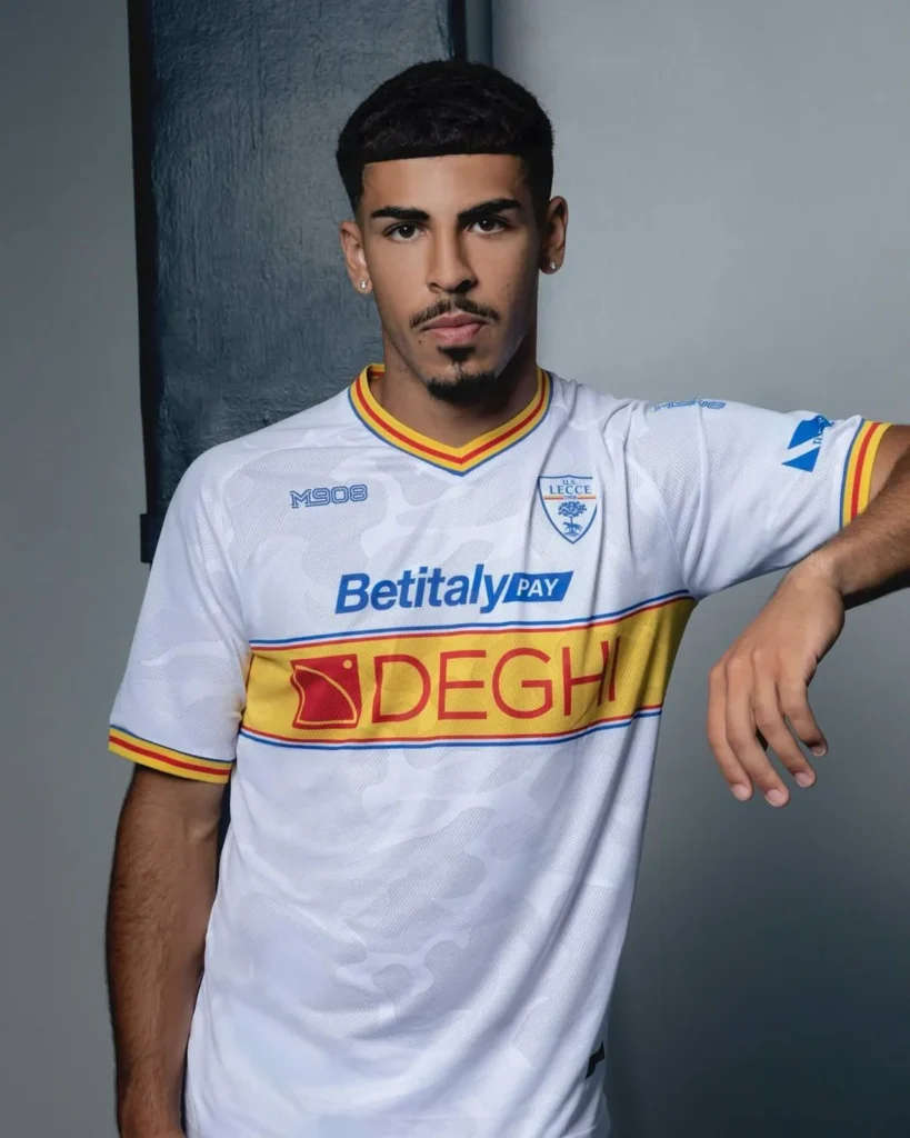 US Lecce presenta sus camisetas 2025-2026 con diseño de camuflaje de M908