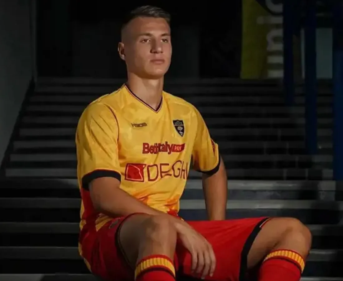 US Lecce presenta sus camisetas 2025-2026 con diseño de camuflaje de M908