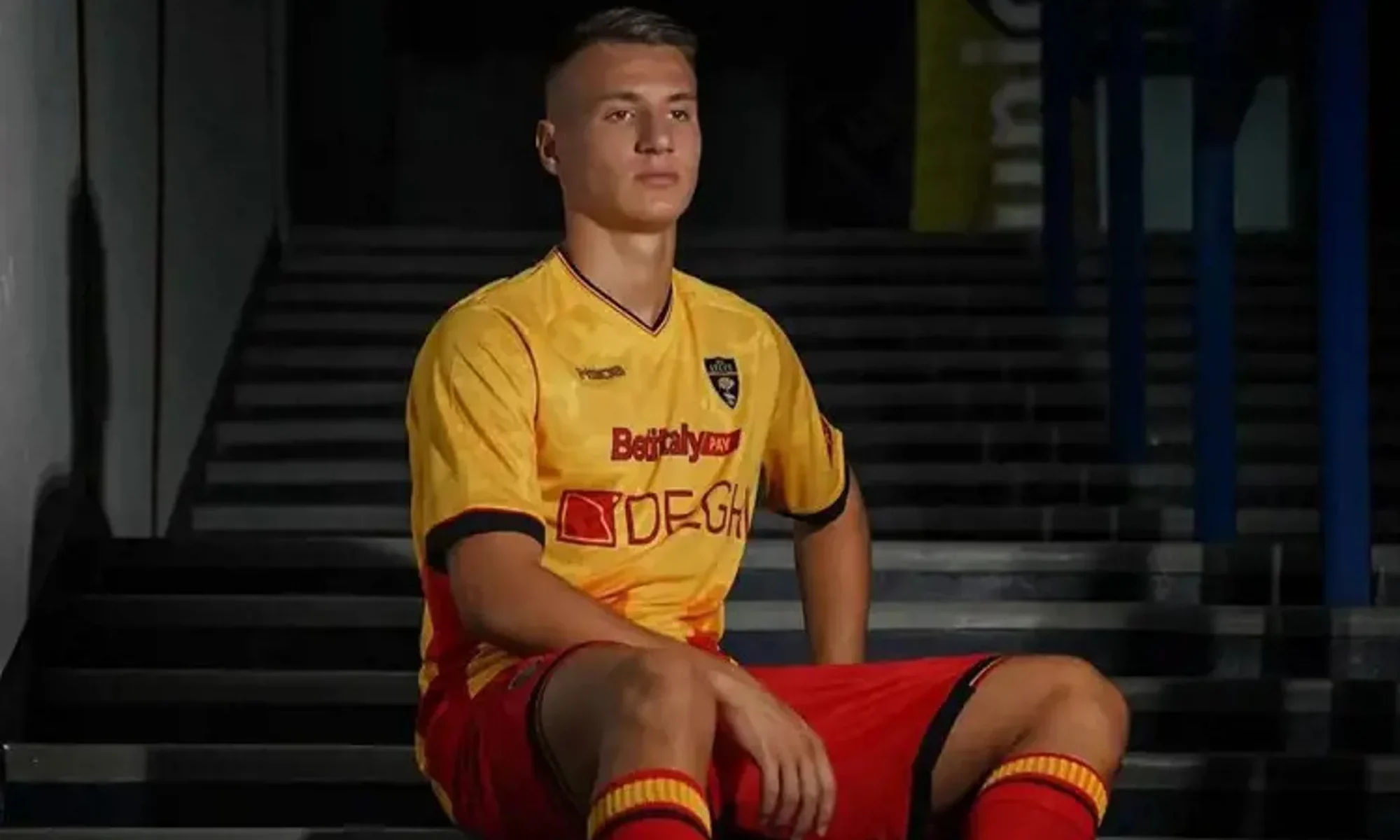US Lecce presenta sus camisetas 2025-2026 con diseño de camuflaje de M908