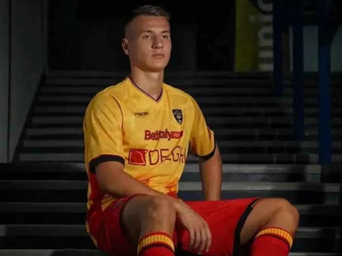 US Lecce presenta sus camisetas 2025-2026 con diseño de camuflaje de M908
