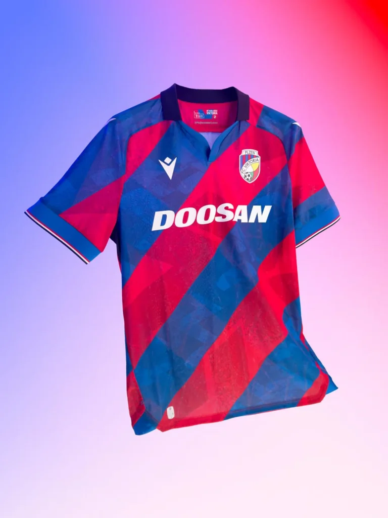Viktoria Plzeň estrena camisetas Macron 2025-2026, con una lámpara de teatro como inspiración