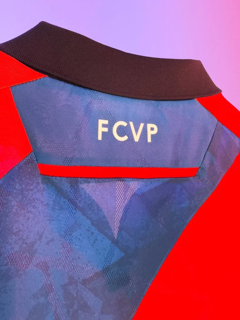 Viktoria Plzeň estrena camisetas Macron 2025-2026, con una lámpara de teatro como inspiración