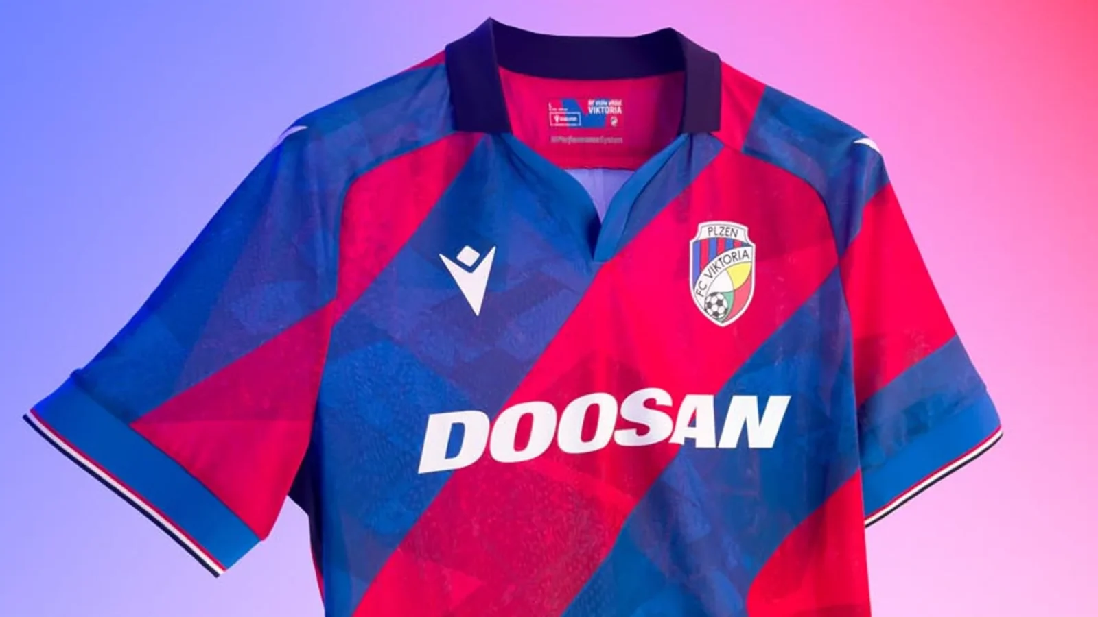 Viktoria Plzeň estrena camisetas Macron 2025-2026, con una lámpara de teatro como inspiración