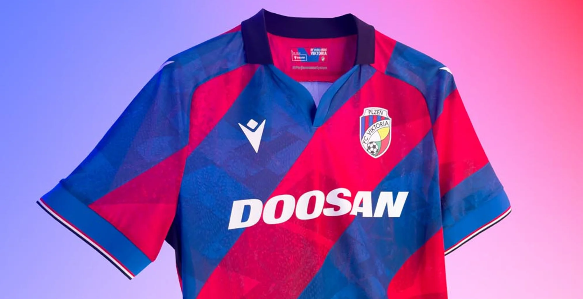 Viktoria Plzeň estrena camisetas Macron 2025-2026, con una lámpara de teatro como inspiración
