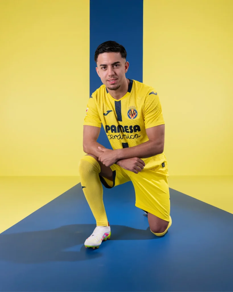 El Villarreal CF estrena banda azul y homenajea a Jaume I en sus camisetas 2025-2026
