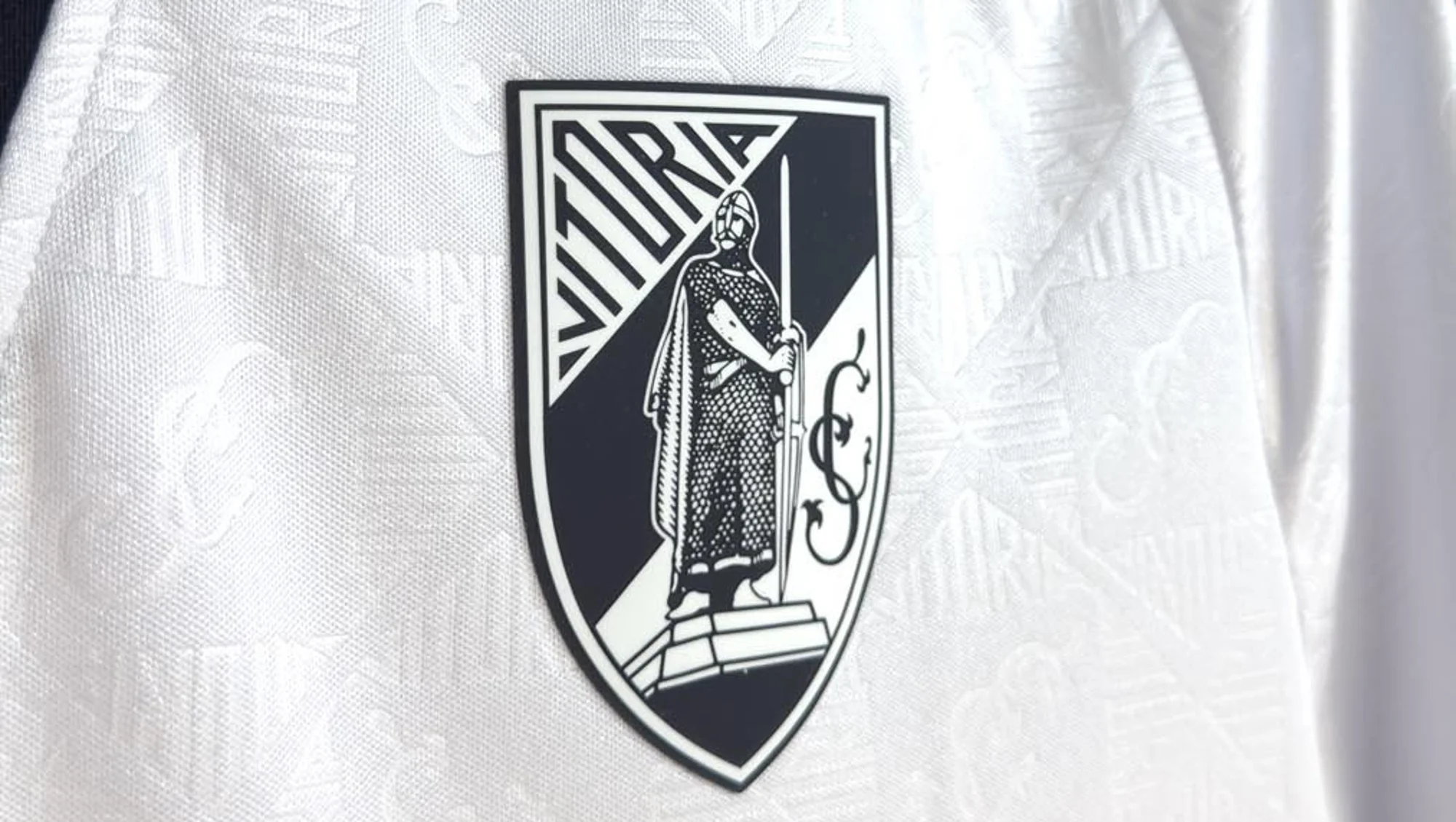 Vitória SC presenta sus camisetas 2025-2026 inspiradas en el escudo y en el rey Afonso Henriques