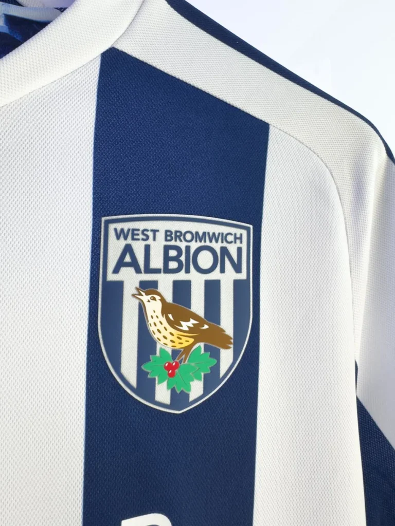 West Bromwich Albion 2025-2026: las camisetas de Macron rinden homenaje a The Hawthorns