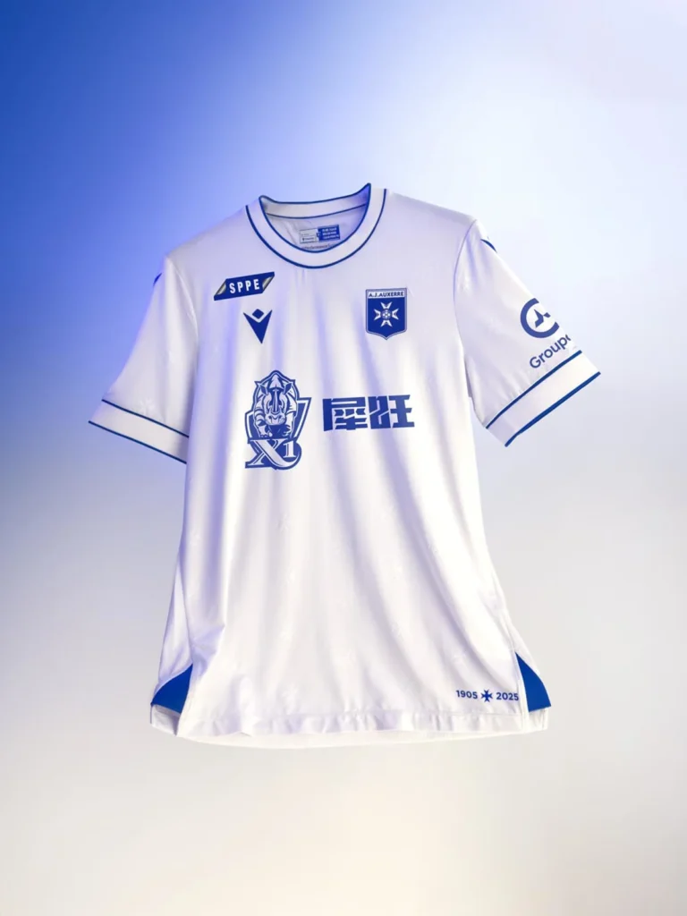 AJ Auxerre presenta sus camisetas 2025-2026 en homenaje a sus 120 años de historia