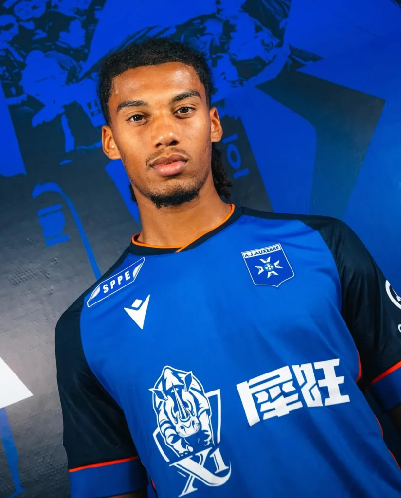 AJ Auxerre presenta sus camisetas 2025-2026 en homenaje a sus 120 años de historia