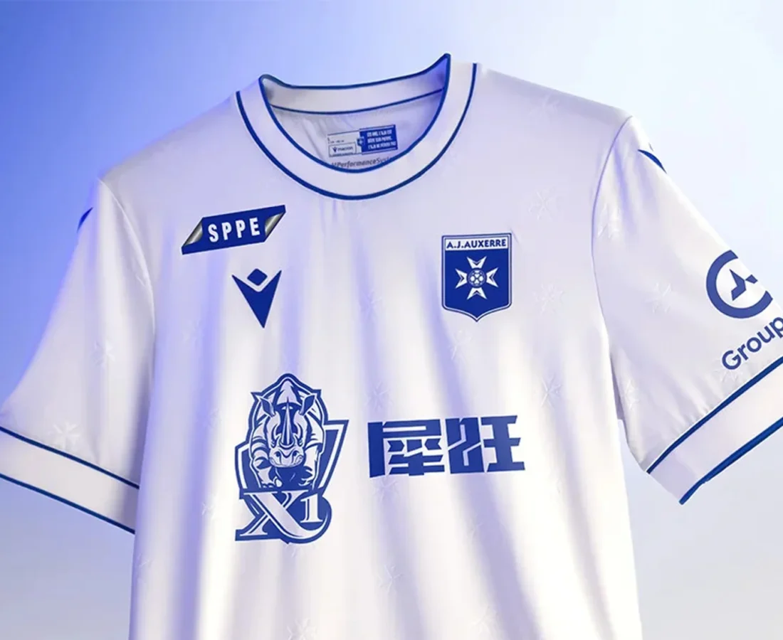 AJ Auxerre presenta sus camisetas 2025-2026 en homenaje a sus 120 años de historia