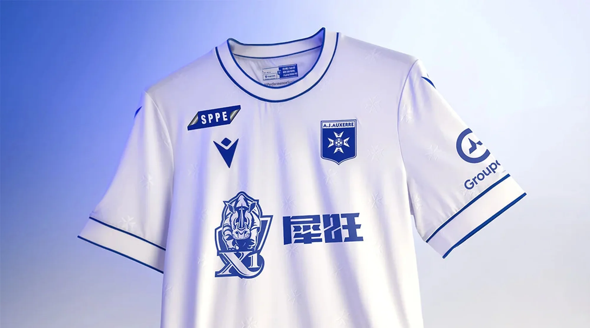 AJ Auxerre presenta sus camisetas 2025-2026 en homenaje a sus 120 años de historia