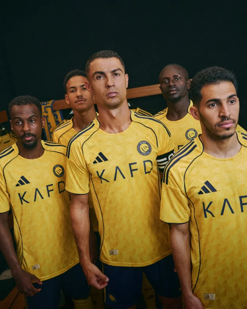 Al-Nassr 2025-2026: camisetas inspiradas en el sol y las estrellas sobre Riad