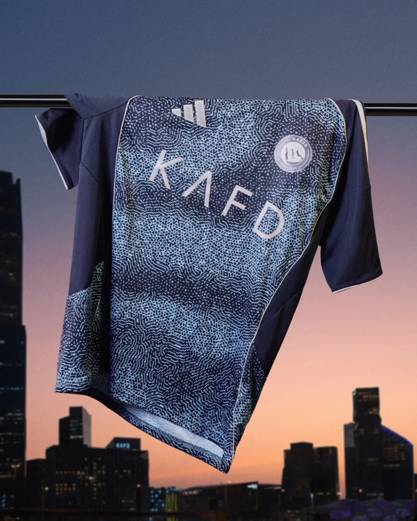 Al-Nassr 2025-2026: camisetas inspiradas en el sol y las estrellas sobre Riad