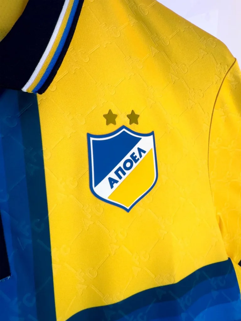 Así es la camiseta del APOEL Nicosia 2025-2026, con el amarillo y azul de siempre