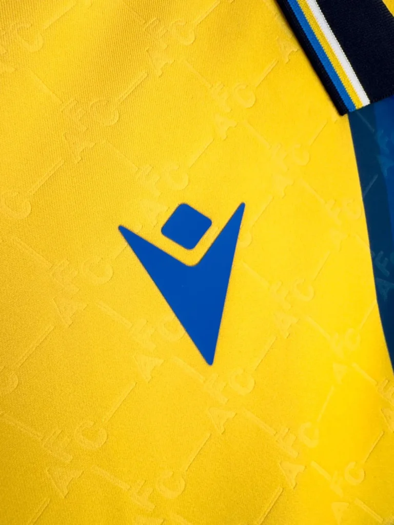Así es la camiseta del APOEL Nicosia 2025-2026, con el amarillo y azul de siempre