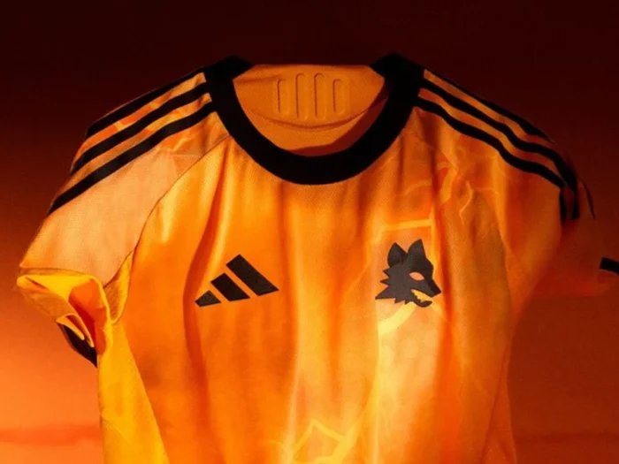 La camiseta visitante del AS Roma 2025-2026 es naranja y está atravesada por rayos