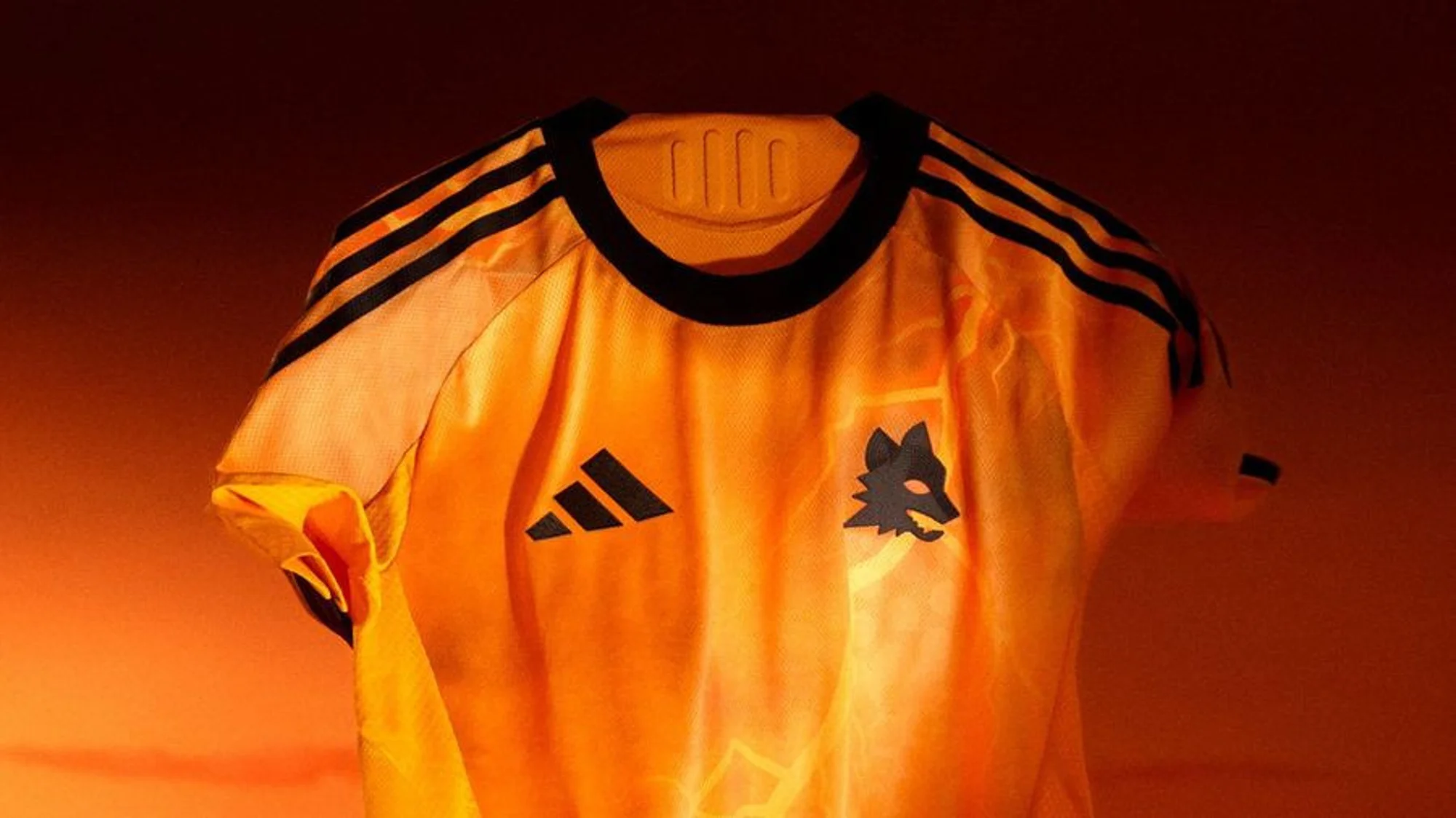 La camiseta visitante del AS Roma 2025-2026 es naranja y está atravesada por rayos