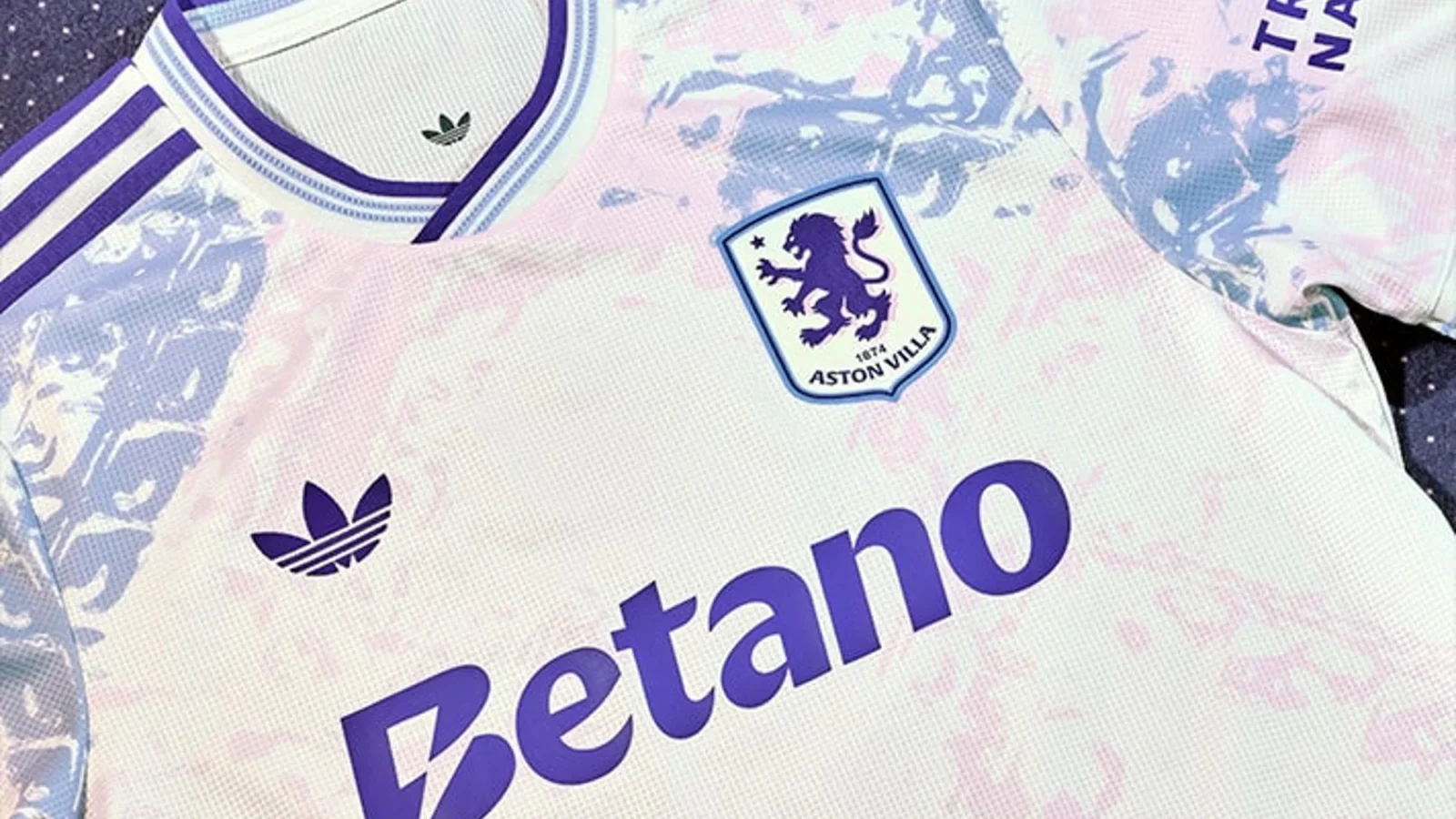 Aston Villa estrena tercera camiseta 2025-2026, inspirada en las vidrieras de Villa Park