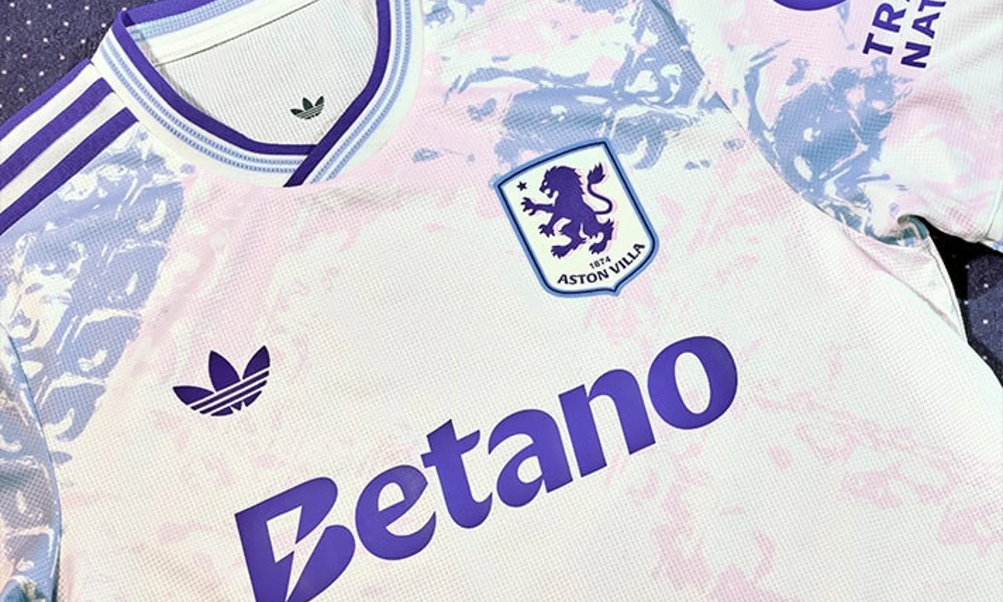 Aston Villa estrena tercera camiseta 2025-2026, inspirada en las vidrieras de Villa Park