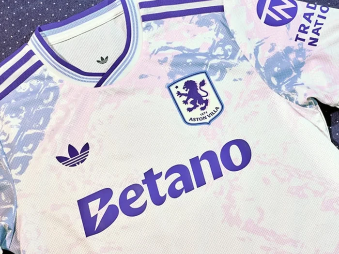Aston Villa estrena tercera camiseta 2025-2026, inspirada en las vidrieras de Villa Park