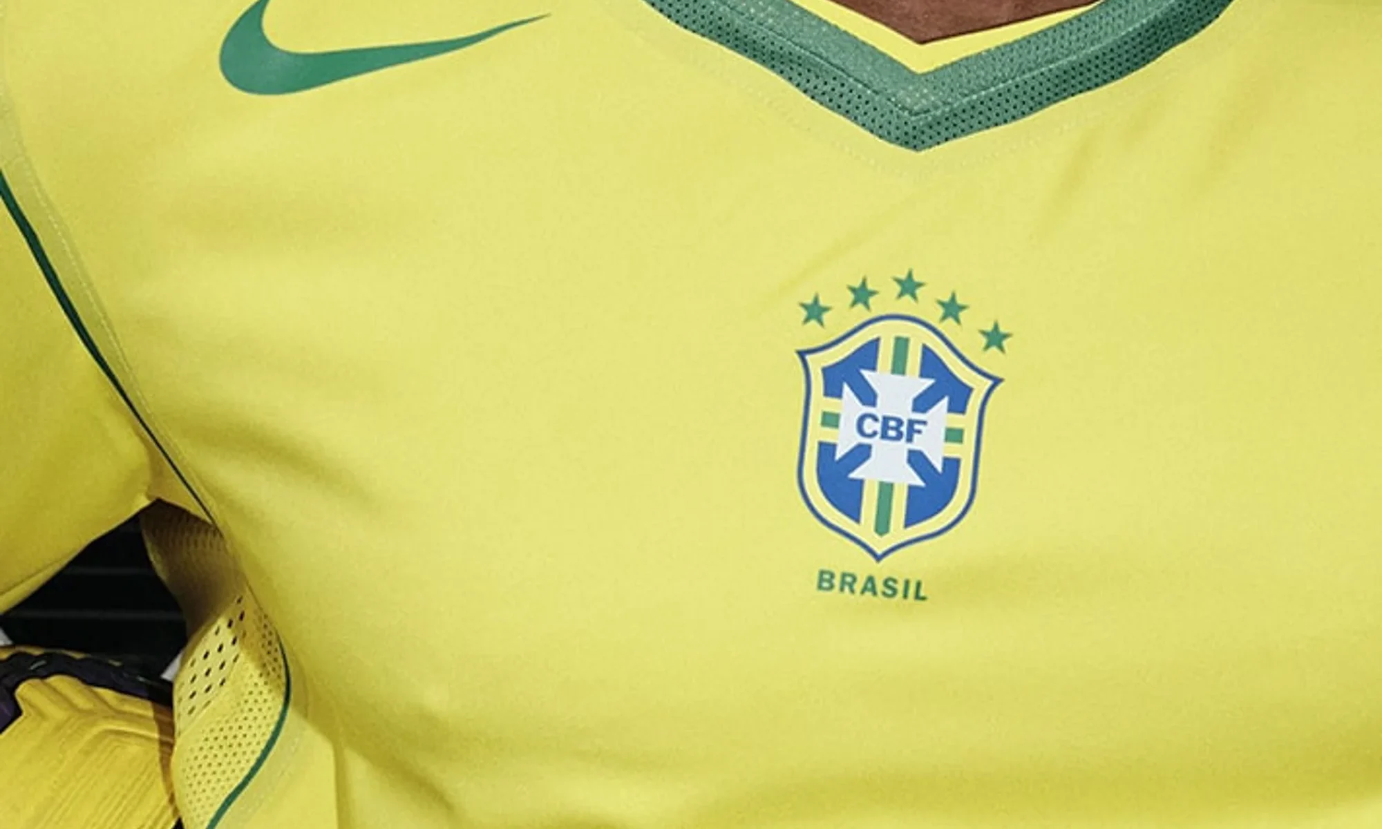 Brasil recupera su camiseta de 2004: Nike resucita el «jogo bonito» con la Total 90