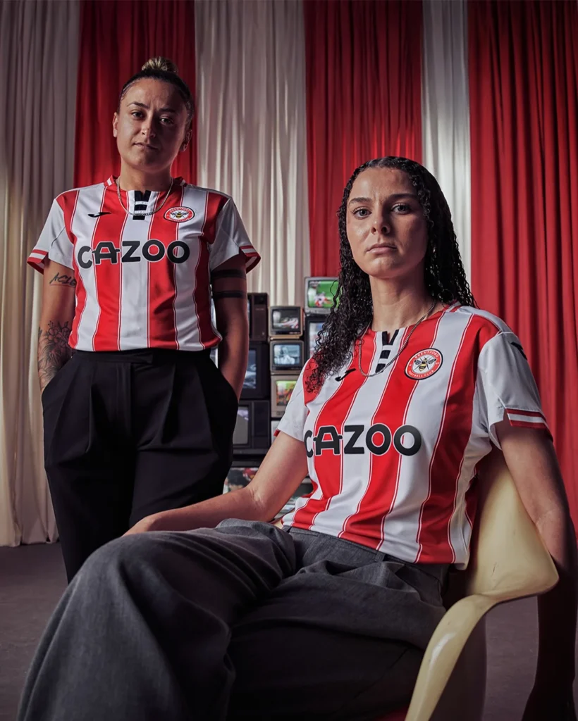 Brentford presenta sus camisetas 2025-2026 con un homenaje a su centenario