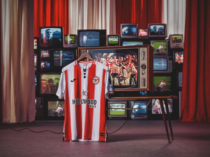 Brentford presenta sus camisetas 2025-2026 con un homenaje a su centenario